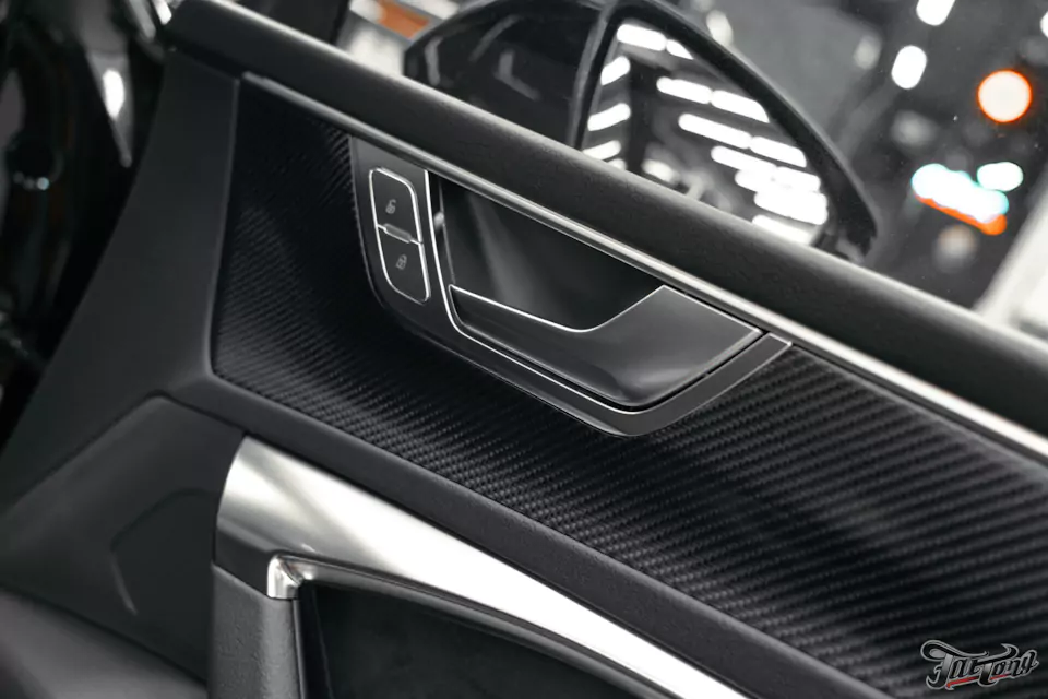Классический карбон под матовым лаком в салоне Audi A7 и комплекс детейлинг-услуг